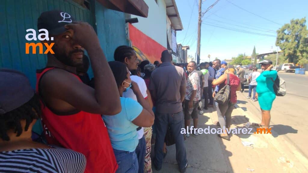 Decenas-migrantes-haitianos-esperan-afuera-albergues