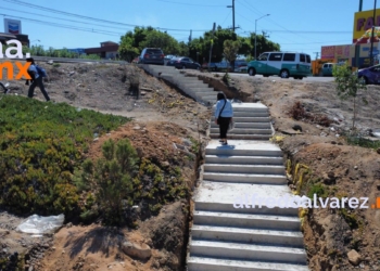 CONSTRUYEN ESCALERAS PARA QUE USUARIOS DE TRANSPORTE SUBAN AL SOLER