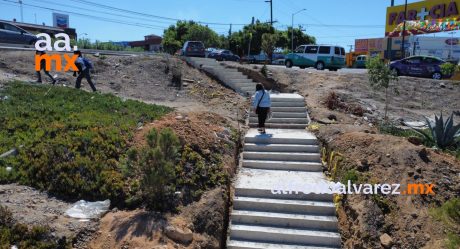 Construyen escaleras para que usuarios de transporte suban al Soler