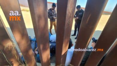 Decenas-migrantes-cruzar-muro-entregan-autoridades