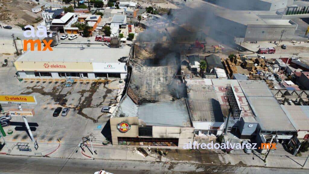 Incendio-consume-totalmente-tienda-Waldos