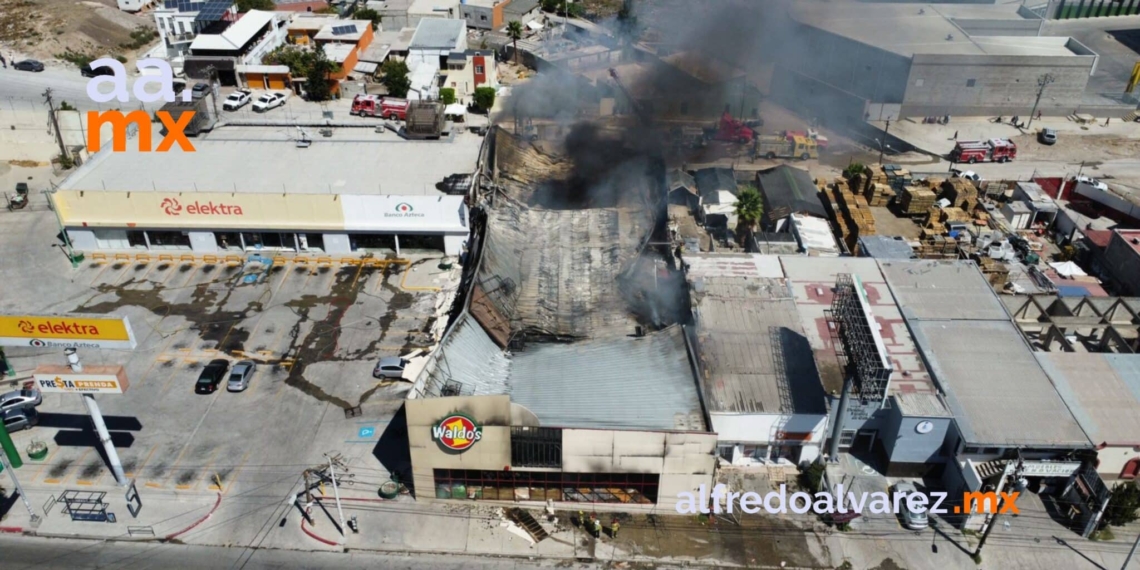 INCENDIO CONSUME TOTALMENTE UNA TIENDA WALDO’S