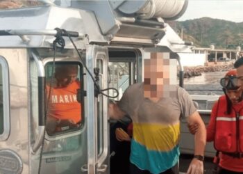 Rescata Marina a turista que se lanzó al mar y se extravió