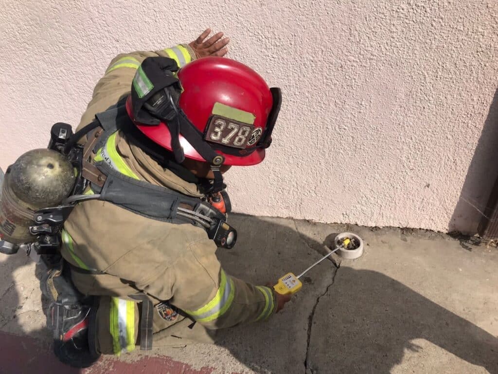 Protección Civil y Bomberos evacúan escuela por fuga de gas en la vía pública