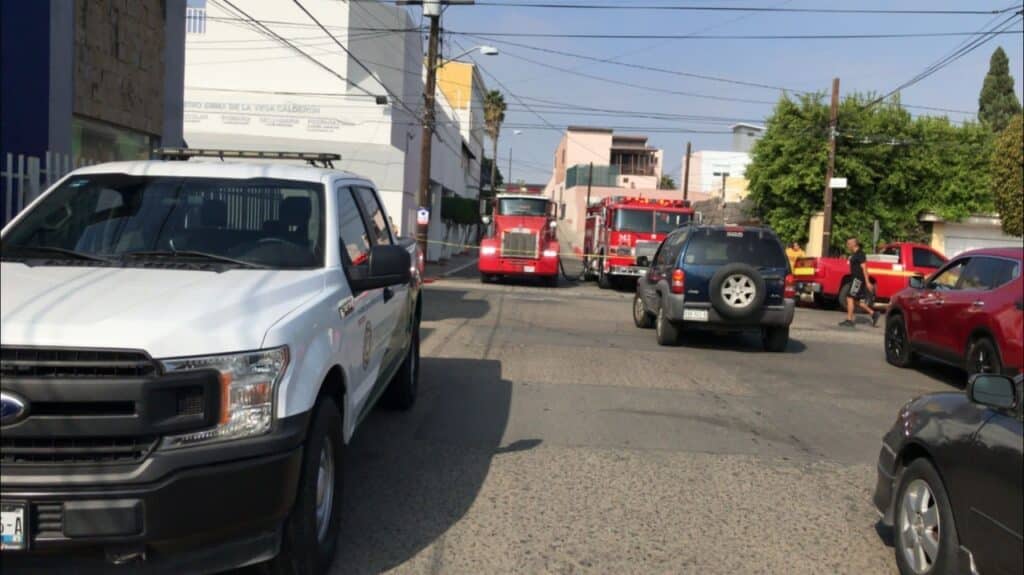 Protección Civil y Bomberos evacúan escuela por fuga de gas en la vía pública