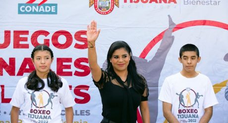 Alcaldesa entrega cheque a tijuanenses que participarán en juegos nacionales