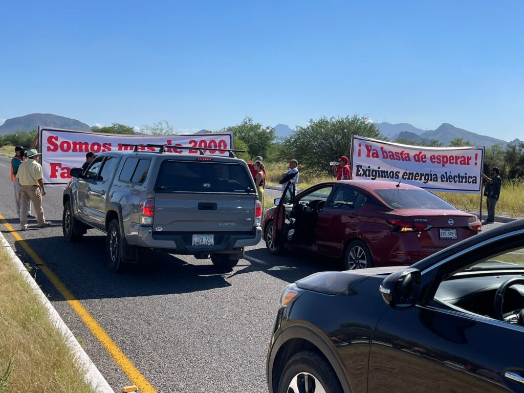 Bloquean-accesos-a-San-Carlos,-exigen-energía-eléctrica-a-la-CFE