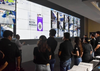 Alumnos de Universidad Xochicalco visitan el Centro de Control y Mando de Tijuana