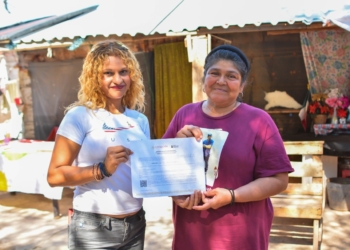 Rosa terminó su primaria a los 60 años, ahora va por la secundaria