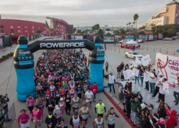 Participan en primera carrera contra el cáncer de mama organizado por Caliente