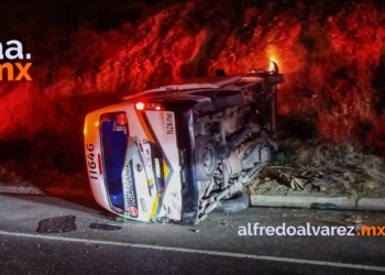 Ebrio choca a taxi y provoca volcadura