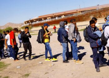 Expulsan venezolanos por frontera de Nogales