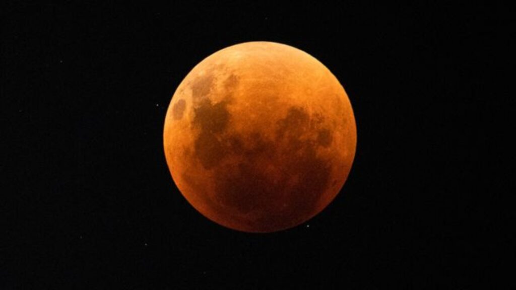 Eclipse-lunar-tenira-rojo-luna