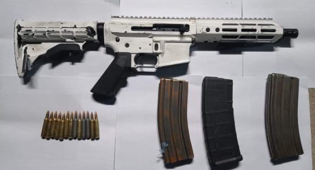 Policía asegura fusil de asalto en vehículo abandonado