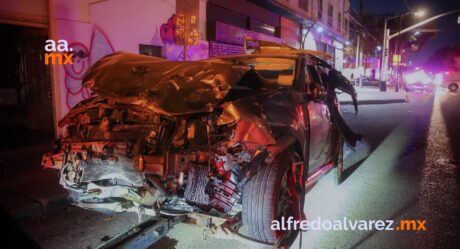 Conductora ebria se pasa semáforo en rojo y choca con taxi