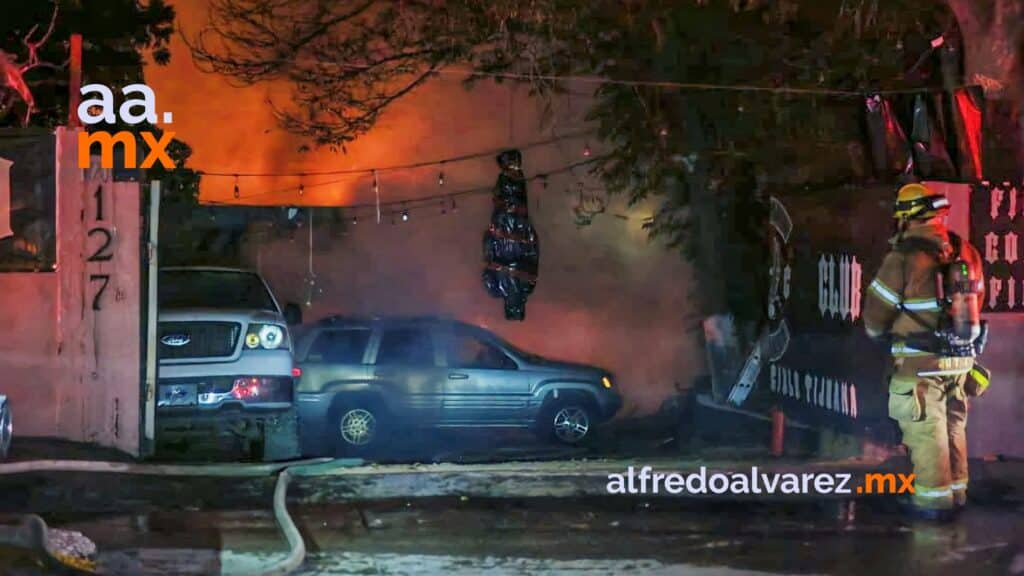 Incendio arrasa con casa club de motociclistas