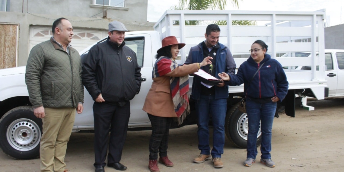 Gobierno de Rosarito recibe una camioneta donada