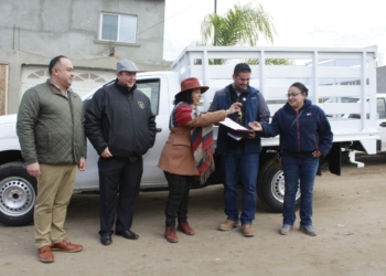 Gobierno de Rosarito recibe una camioneta donada