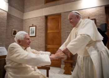 Papa pide orar por Benedicto XVI