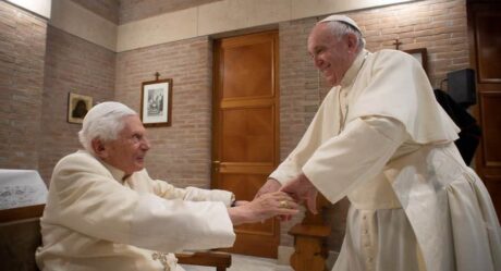 Papa pide orar por Benedicto XVI