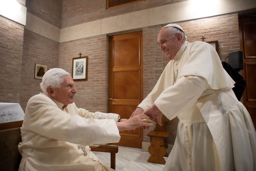 Papa-pide-orar-por-Benedicto-XVI