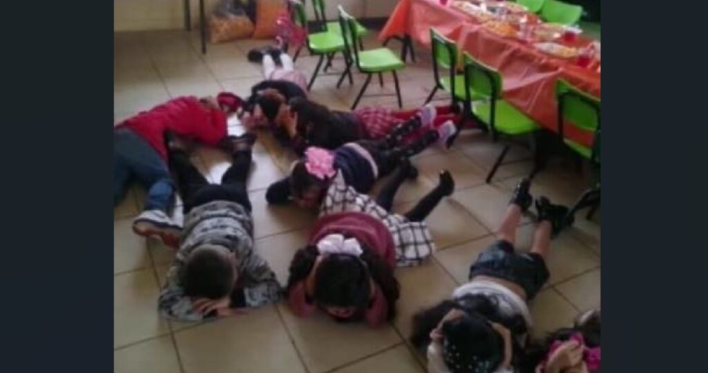 De-nuevo-pecho-tierra-niños-en-escuela-por-balacera