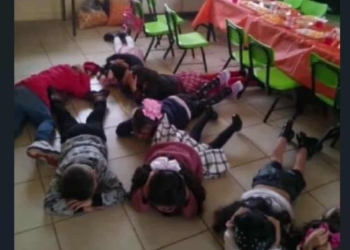 De nuevo pecho tierra niños en escuela por balacera