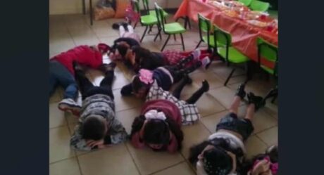 De nuevo pecho tierra niños en escuela por balacera