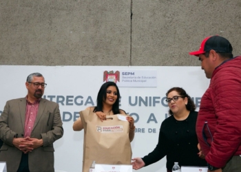 Reciben uniformes personal de apoyo a la educación de la SEPM