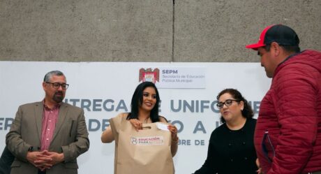 Reciben uniformes personal de apoyo a la educación de la SEPM