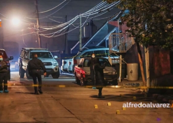 Balean a tres personas cuando platicaban en la calle