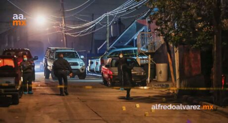 Balean a tres personas cuando platicaban en la calle