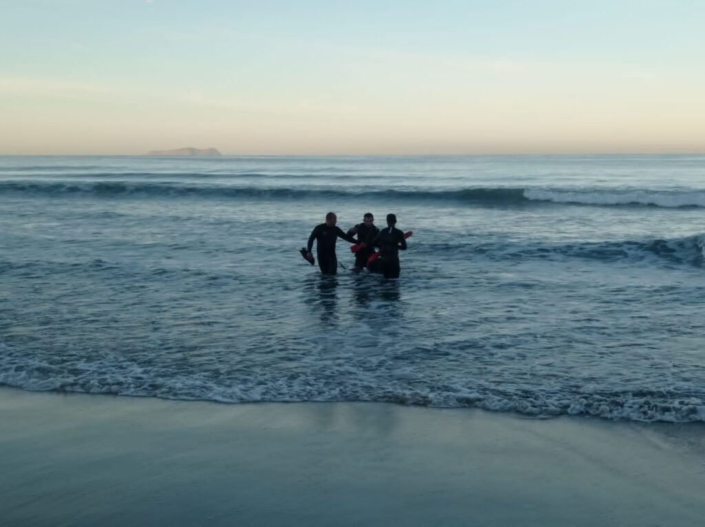 Salvavidas-Tijuana-rescataron-dos-hombres-ahogarse-mar