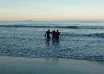 Salvavidas de Tijuana rescataron a dos hombres de ahogarse en el mar