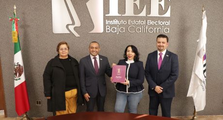Araceli Brown presenta resultados ante IEE de compromisos a un año de gobierno