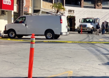 Dejan panel con seis cadáveres en Plaza Comercial de Tijuana