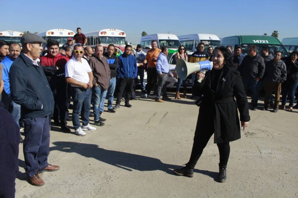 Conviven-y-entregan-cenas-a-transportistas-de-Rosarito