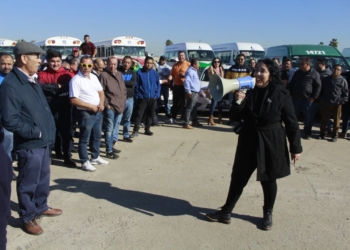 Conviven y entregan cenas a transportistas de Rosarito