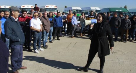 Conviven y entregan cenas a transportistas de Rosarito