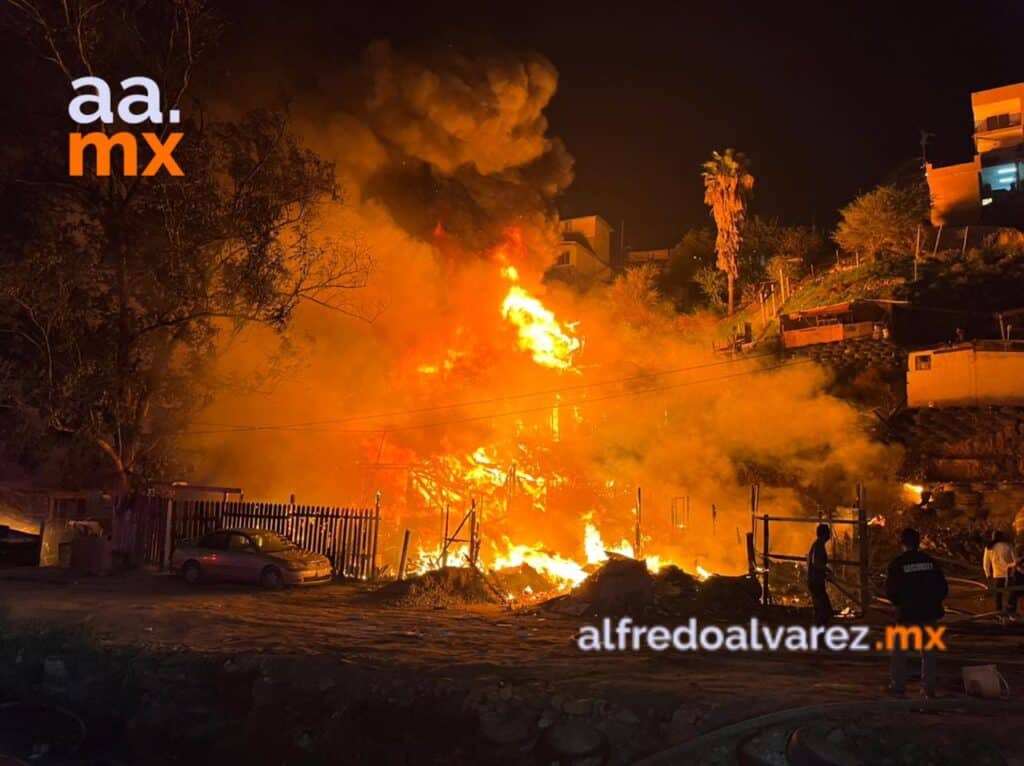 Arrasa-incendio-con-15-viviendas-en-colonia-Oaxaca