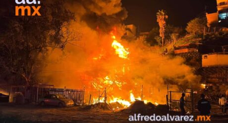 Arrasa incendio con 15 viviendas en colonia Oaxaca