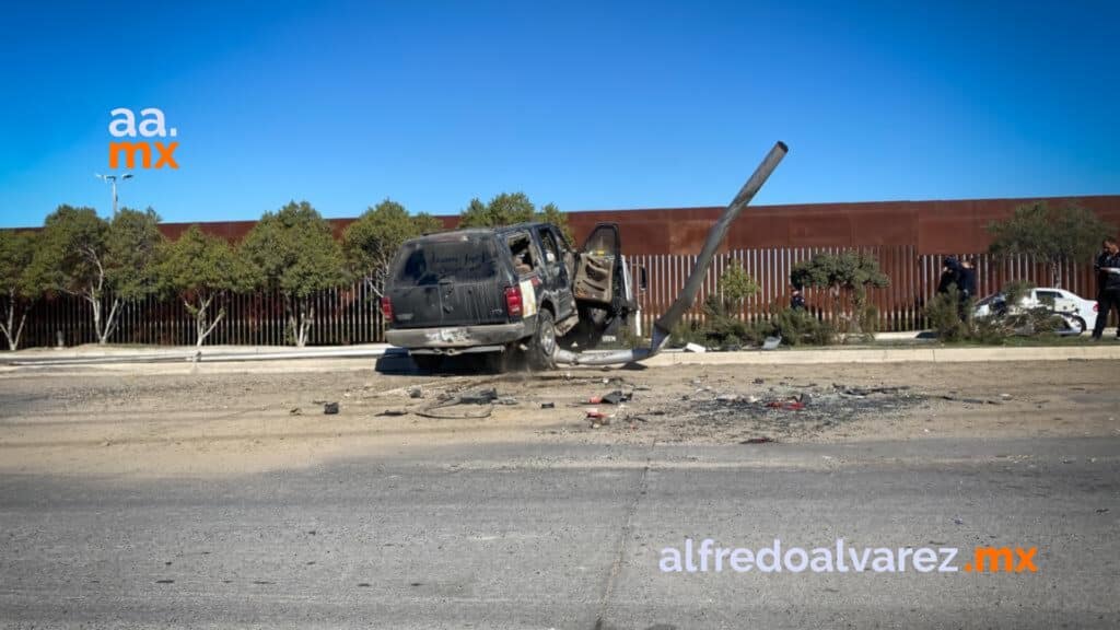 Auto-vuelca-llevar-llanta-ponchada