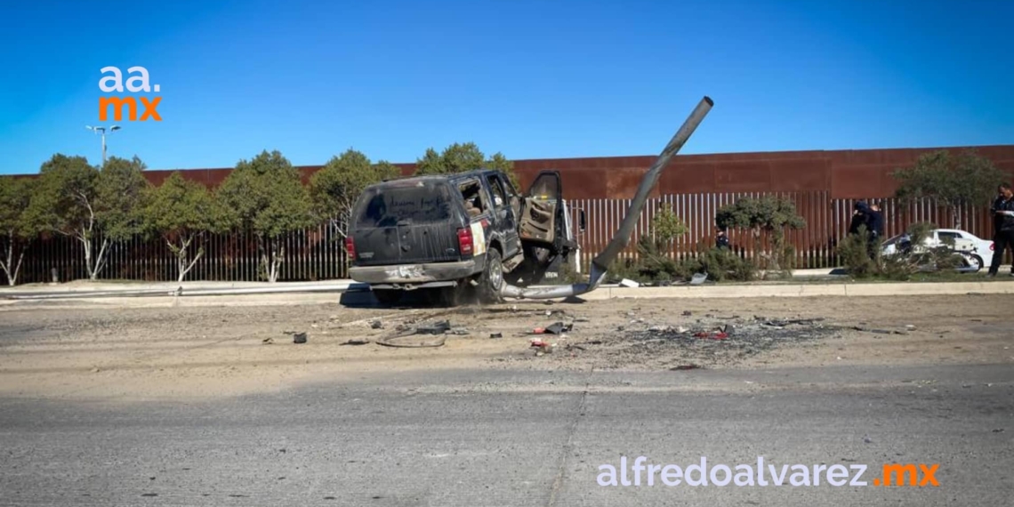 Auto vuelca por llevar llanta ponchada