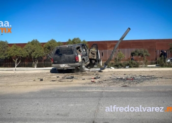 Auto vuelca por llevar llanta ponchada