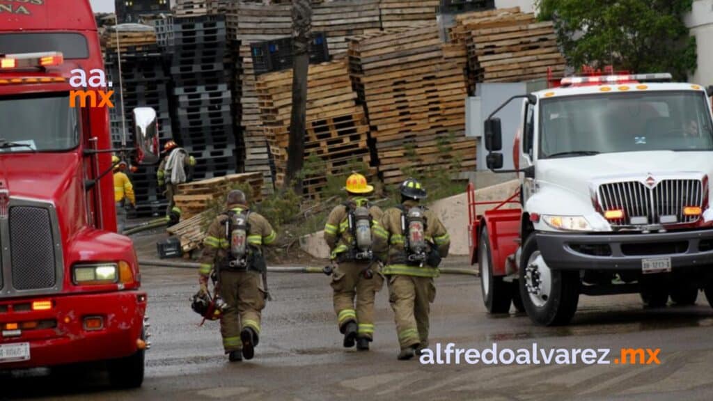 Tres-escuelas-fueron-evacuadas-incendio-Fabrica-plasticos