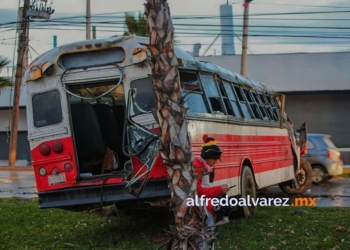 Camionazo de transporte de personal deja 15 heridos