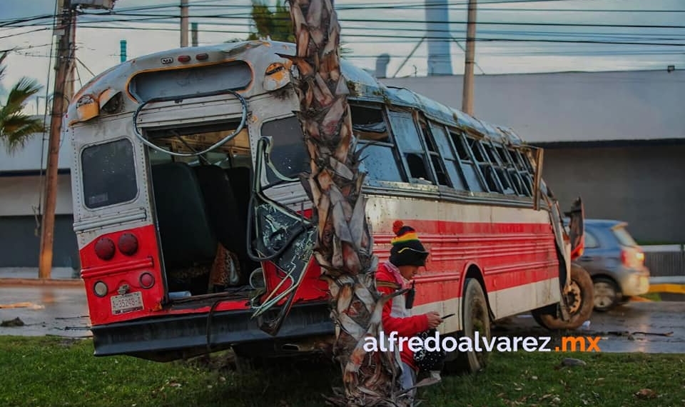 Camionazo de transporte de personal deja 15 heridos