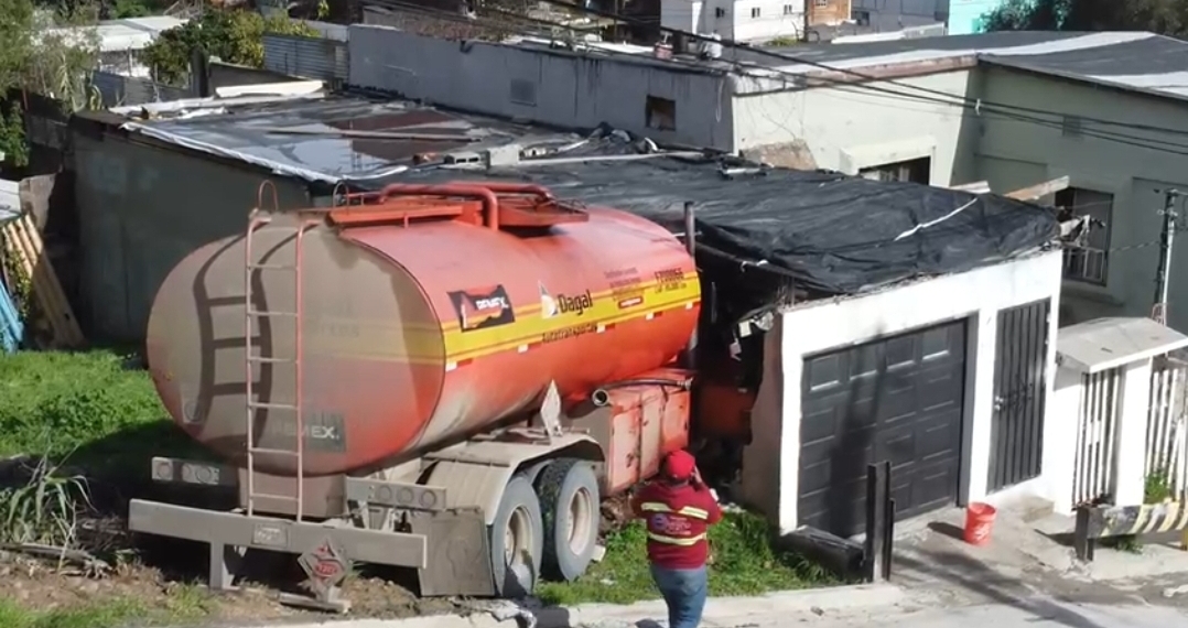 Pipa impacta a vivienda en la colonia Obrera