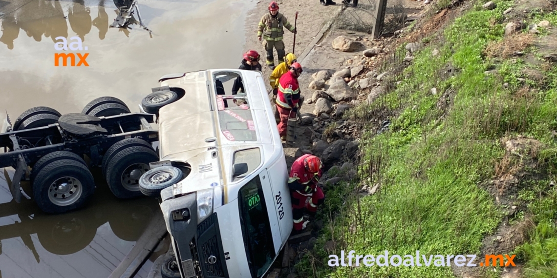 Choque y volcadura dejan dos personas muertas