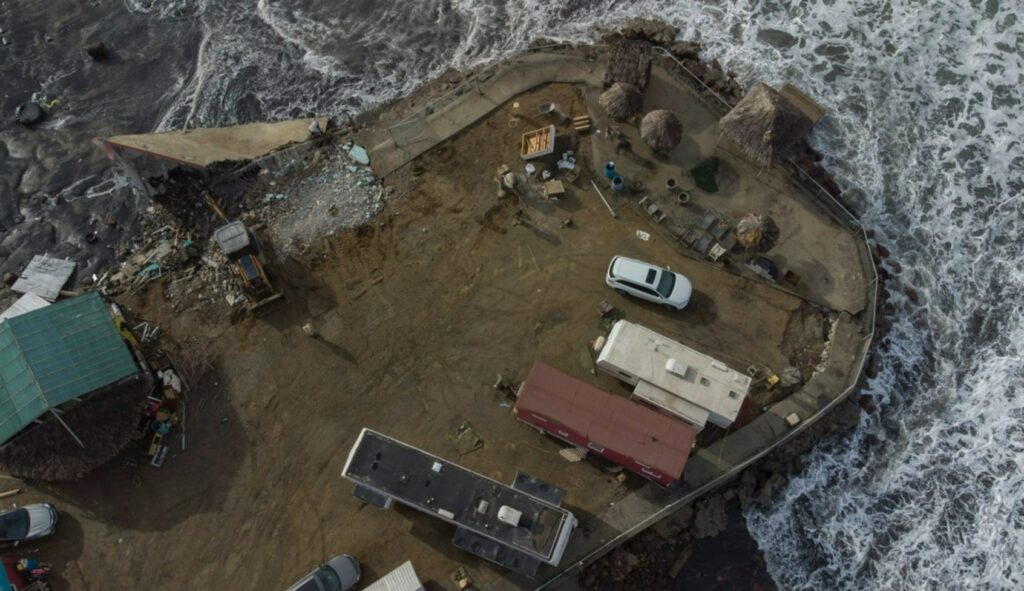 Continúa fuerte oleaje en Rosarito